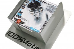 Nous avons conçu et réalisé un présentoir pour 100% moteur le magazine gratuit des loisirs mécaniques en Alucobond® 3mm aluminium ou blanc.