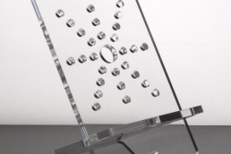 Ermax-design fabrique un support pour smartphone et tablette en acrylique transparent (PMMA), de dimensions 190x105 mm et d'une épaisseur de 6 mm, découpe et gravure laser.