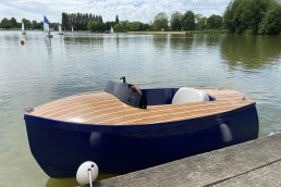 Ermax-design a réalisé un pare-brise pour mini bateau électrique. Ce saute-vent est en PMMA 4mm noir clair thermoformé, avec découpe et perçage au laser et bords polis.