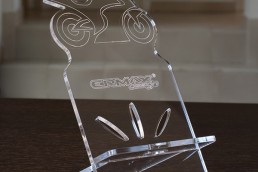 Ermax-design fabrique un support pour smartphone / tablette en acrylique transparent personnalisable, de 190x105 mm d'une épaisseur de 4 mm.